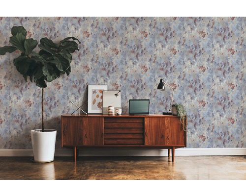 Wohnzimmer mit gemusterter Tapete, Kommode und Zimmerpflanze