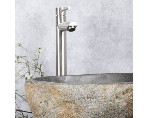 Steinwaschbecken mit Armatur