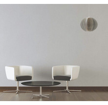 Salon avec deux fauteuils, une table et une suspension