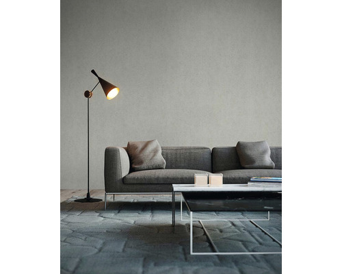 Wohnzimmer mit Sofa, Stehlampe und Couchtisch