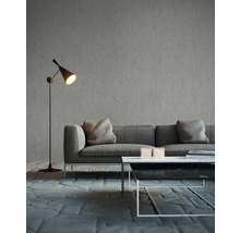 Salon avec lampadaire, canapé, table basse et tapis pour une ambiance chaleureuse
