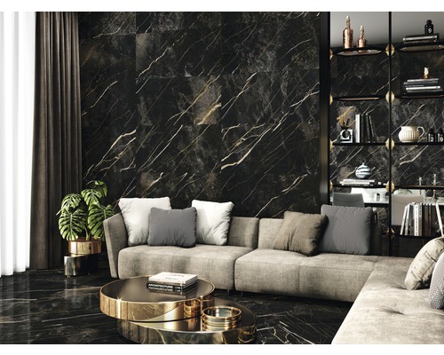 Wohnzimmer mit schwarzem Marmorboden und -wandfliesen, hellem Sofa, Couchtisch und Regal.