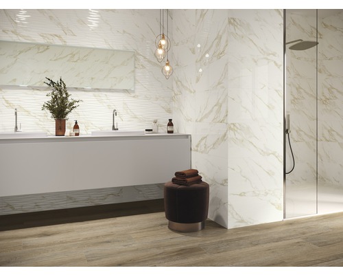 Salle de bains avec lavabo, miroir, douche, carreaux muraux et de sol imitation marbre.