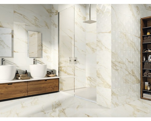 Helles Badezimmer mit Dusche, Waschbecken und Regalen, gefliest mit Marmoroptik.