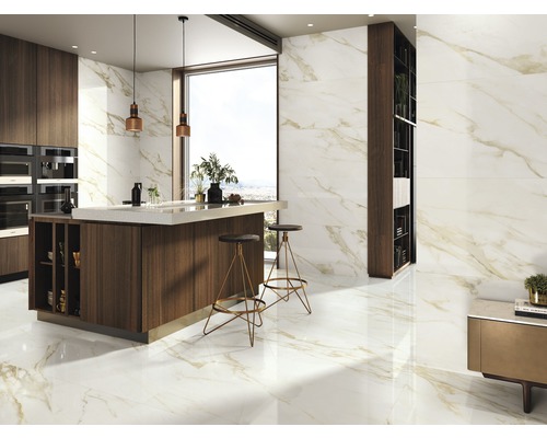 Cuisine claire et spacieuse avec sol en marbre et îlot de cuisine
