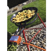 Paella Pfanne mit Stativ und Kartoffeln im Garten