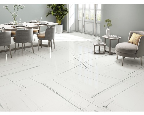 Pièce lumineuse avec carrelage blanc imitation marbre, coin repas et coin salon