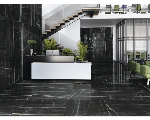 Elegante Empfangshalle mit Boden- und Wandfliesen in Marmoroptik, Treppe und Bürobereich