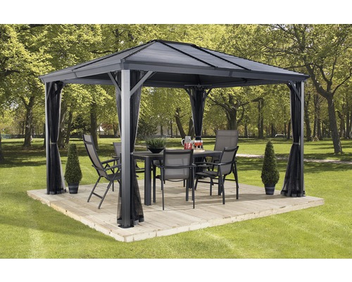 Gartenpavillon mit Tisch und Stühlen auf einer Terrasse im Garten.