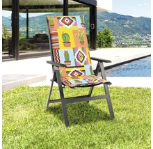 Gartensessel mit Auflage im Kakteenmuster auf Rasen vor Pool und Haus