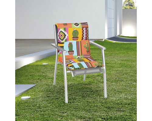 Chaise de jardin avec coussin à motif cactus sur une pelouse