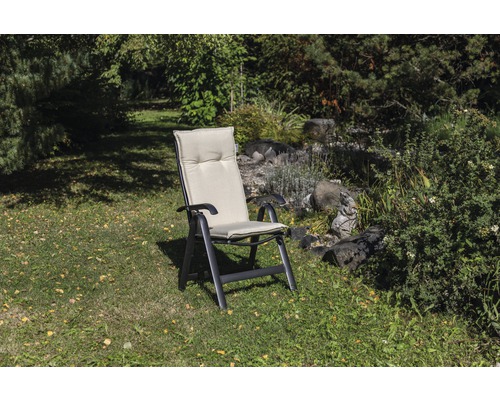 Chaise de jardin avec accoudoirs et rembourrage sur gazon