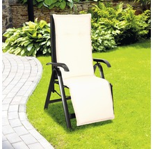 Gartenliege mit Stoffbezug auf einer Rasenfläche