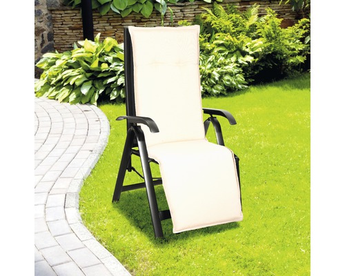Chaise longue de jardin avec revêtement en tissu sur une pelouse
