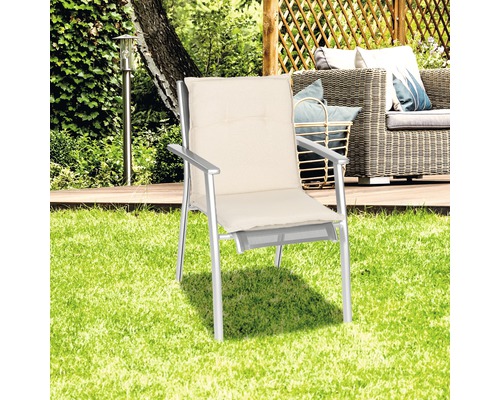 Chaise de jardin avec accoudoirs et coussin d''assise sur une pelouse