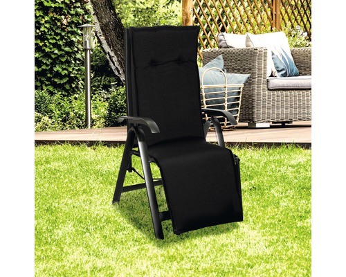Chaise de jardin noire réglable sur une pelouse