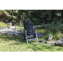 Gartenliegestuhl mit Kissen im Garten