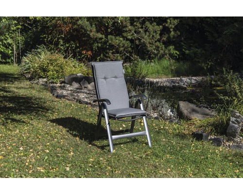Chaise de jardin avec dossier haut et rembourrage sur gazon