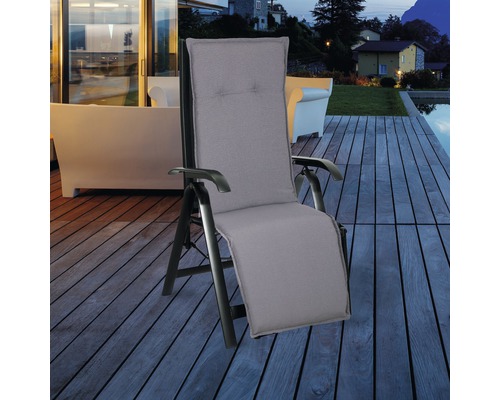 Chaise longue rembourrée sur terrasse en bois