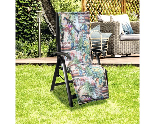 Chaise de jardin avec coussin à motifs floraux dans le jardin