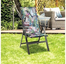 Gartenszene mit Liegestuhl aus Metall mit Auflage
