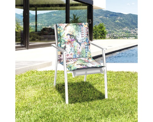 Chaise de jardin avec coussin motif jungle sur gazon