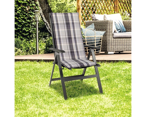 Gartenstuhl mit kariertem Muster