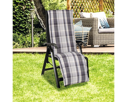 Gartenliege mit karierter Auflage im Aussenbereich