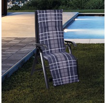 Chaise de jardin avec coussin à carreaux près de la piscine