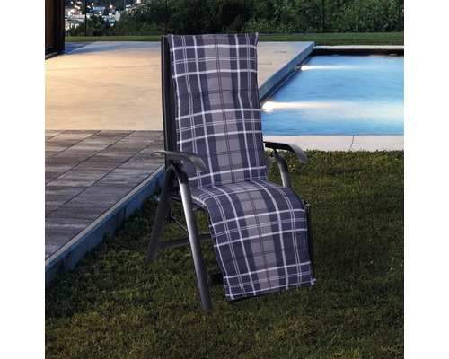 Chaise de jardin avec coussin à carreaux près de la piscine