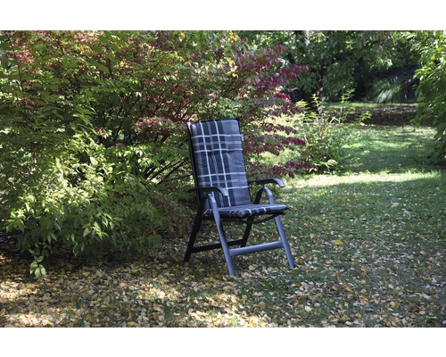 Chaise de jardin avec revêtement à carreaux dans le jardin