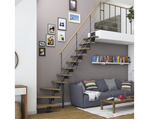 Wohnzimmer mit Treppe, Sofa und Bücherregal