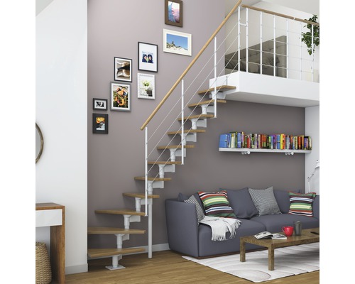 Aménagement intérieur avec un escalier gain de place avec des marches en bois et une rampe avec une main courante en bois et des câbles en acier