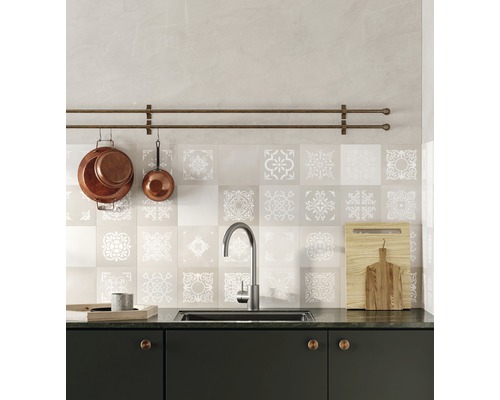 Küchenszene mit Spüle, Küchenarmatur, Fliesenspiegel mit Muster, Küchenutensilien und Schneidebrett