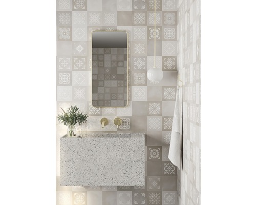 Helles Badezimmer mit quadratischen Fliesen, Waschbecken und Spiegel