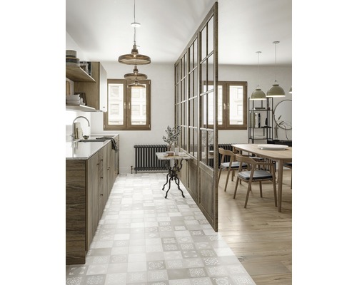 Küchen-Essbereich mit Holzschränken, Bodenfliesen und Raumteiler mit Fensterrahmen