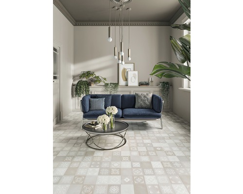 Wohnzimmer mit Sofa, Tisch und gemustertem Fliesenboden