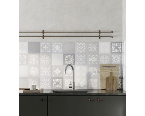 Küchenszene mit Spüle, Arbeitsplatte und Fliesen in Grau- und Weißtönen