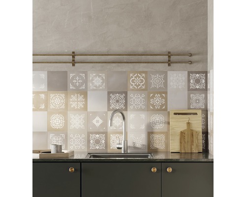 Scène de cuisine avec évier, robinet et carreaux muraux décoratifs de style vintage