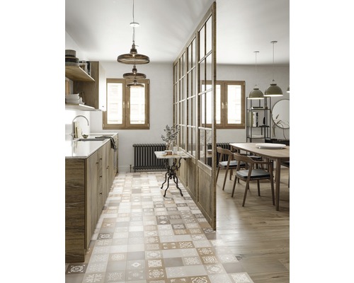 Cuisine lumineuse avec éléments en bois, carreaux de sol à motifs et une paroi en verre servant de séparation de pièce