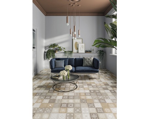 Salon avec carrelage à motifs, canapé et plantes d''intérieur