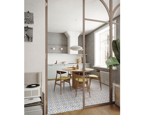 Salle à manger avec carrelage à motifs, table à manger et chaises