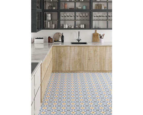 Scène de cuisine avec armoires de cuisine, évier, plan de travail et carrelage à motifs