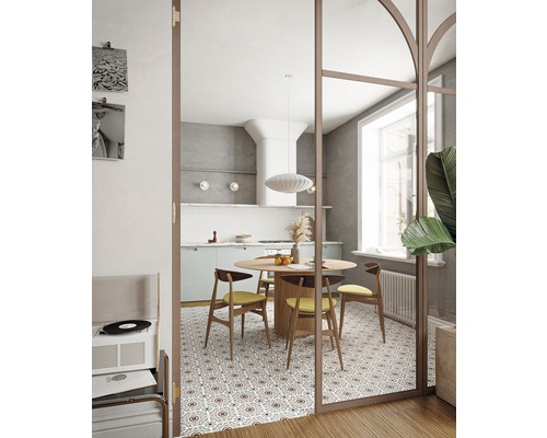 Scène de cuisine avec table à manger, chaises et carrelage décoratif.