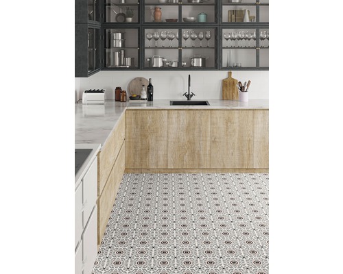 Scène de cuisine avec évier, plan de travail et carrelage à motifs