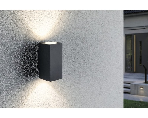 Quadratische Aussenwandleuchte aus Metall an einer Fassade