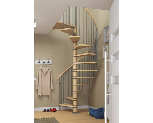 Holzwendeltreppe mit Metallgeländer in einem Flur