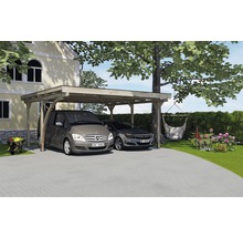 Holzcarport mit zwei geparkten Autos und Gartendekoration