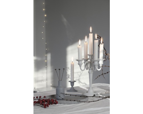 Décoration de table festive avec chandelier et bougies