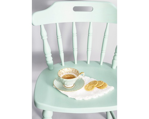 Chaise en bois avec tasse à thé et biscuits